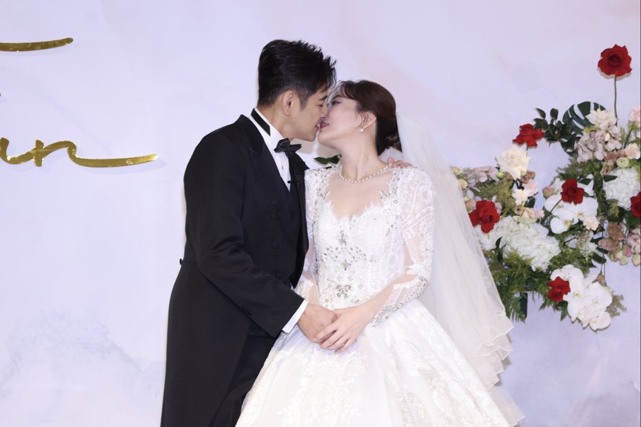 陳熙鋒（左）與老婆Karen婚禮上甜蜜親吻。記者王聰賢／攝影