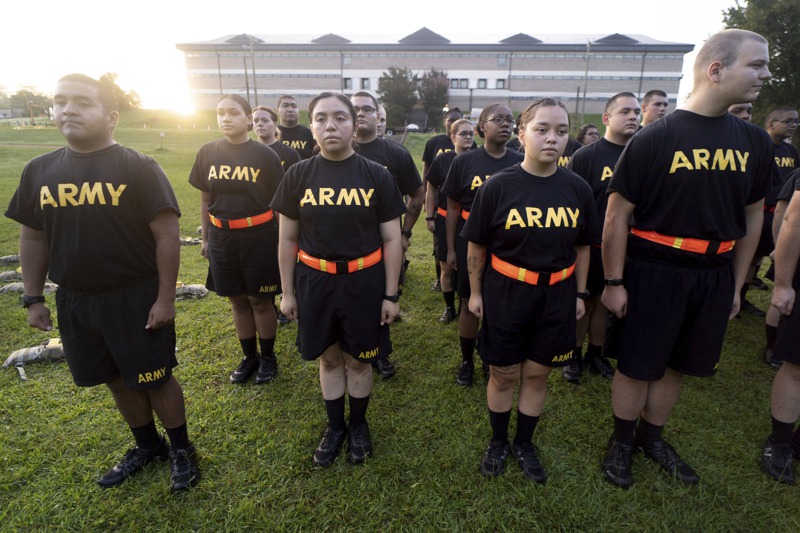 美軍正面臨軍隊中的世代衝突。圖為2022年8月，美國南卡羅來納州的軍方據點，數名學員正在中接受陸軍預備教程。美聯社