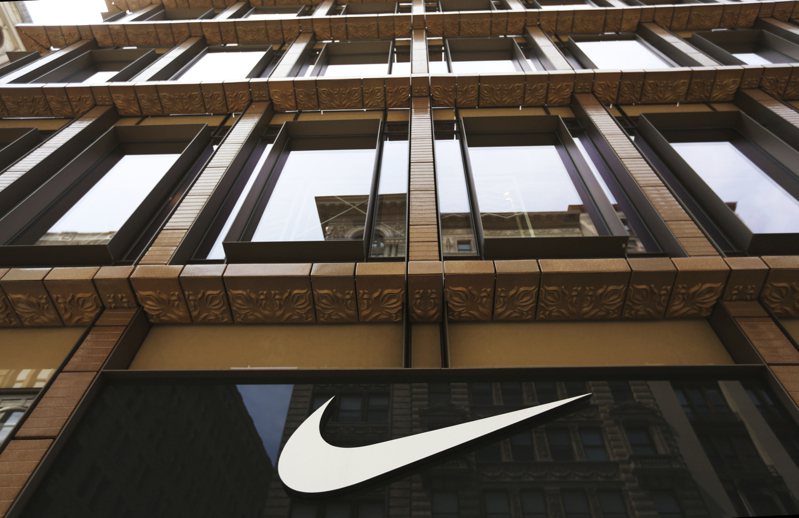 運動品牌Nike調降銷售展望，並公布要節省20億美元成本的計畫。 （美聯社）