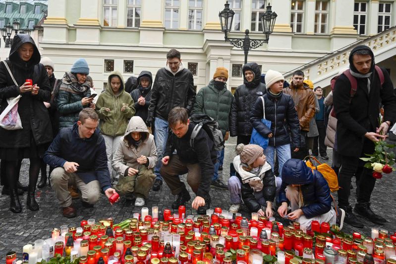 民眾22日在布拉格查理大學放置鮮花與蠟燭，追悼槍擊案罹難者。美聯社