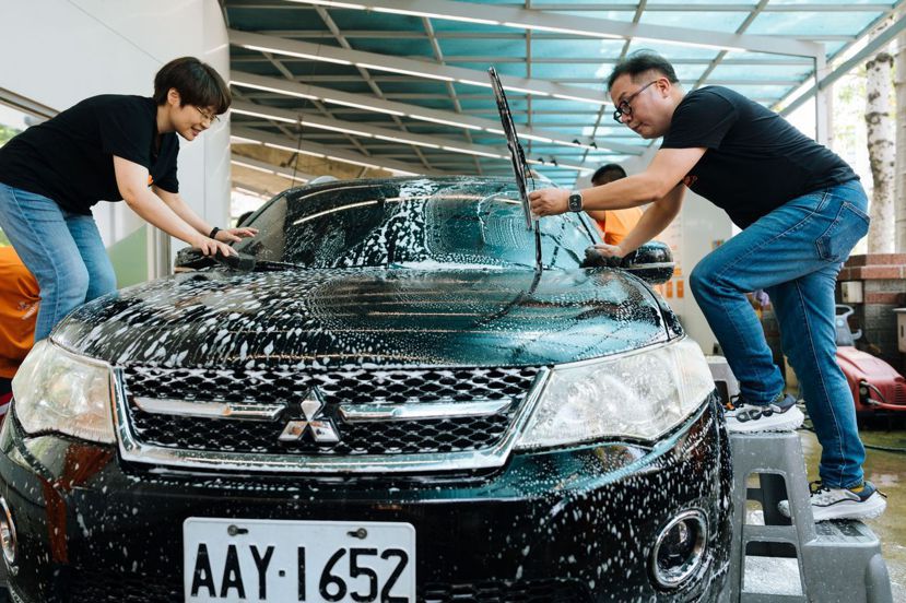 孫志華從這次洗車經驗體會到，洗車工作相當不易，不僅要爬上爬下、彎腰，冬天寒冷還得...