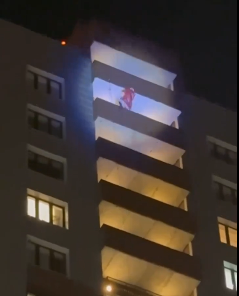 俄羅斯一名男子裝扮成聖誕老人，原先計畫從24樓垂降至地面，不料竟出現失誤，意外墜落身亡。圖片來源/X「@ahmed_tous31480」