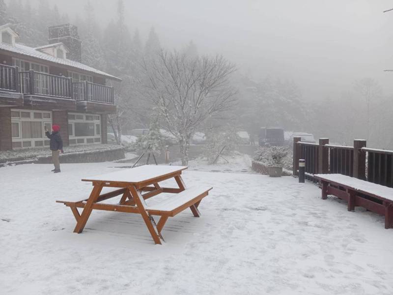 海拔最高約1900公尺的太平山國家森林遊樂區，21日深夜降下今年入冬以來首場瑞雪，隨著氣溫回升，山上積雪今天已消融約7成。圖／農業部林業及自然保育署宜蘭分署提供