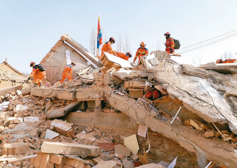 甘肅18日深夜發生規模6.2強震，甘肅、青海兩省已累計135人死亡、近千人受傷。新華社