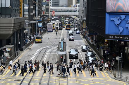香港政府統計處21日發布有關境外母公司的駐港公司按年統計調查報告，按地區總部、地區辦事處及當地辦事處總數計算，共有9039間，而2019年則有9040間。
 中新社