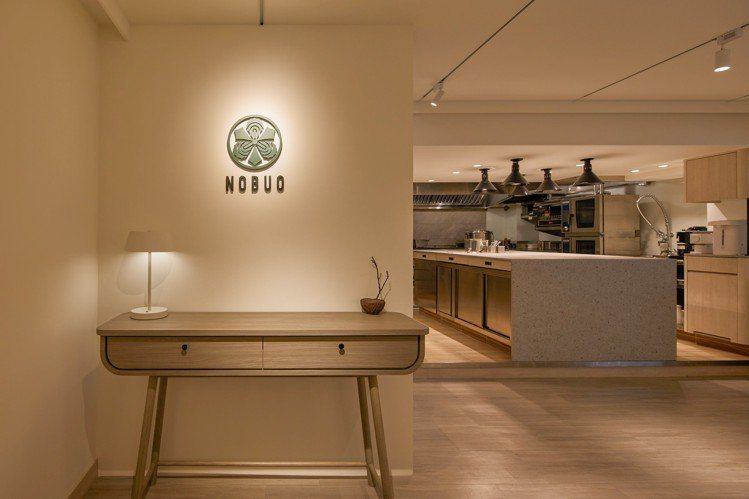 迎賓玄關處的乳白色的牆面上，是在「家徽」概念下延伸出來的千歲綠餐廳標誌。圖／Nobuo提供