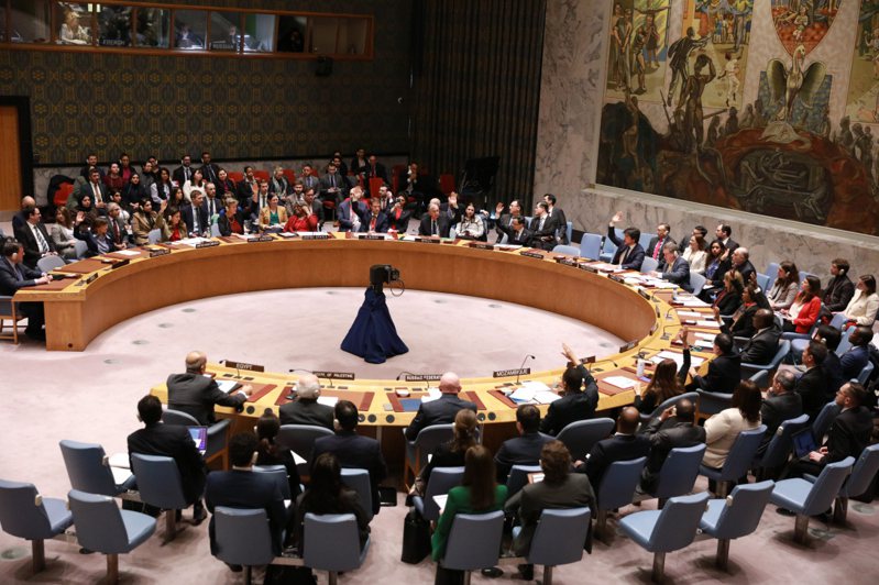 聯合國安全理事會22日通過一項決議，呼籲向加薩大規模提供人道援助，但未要求停火。新華社