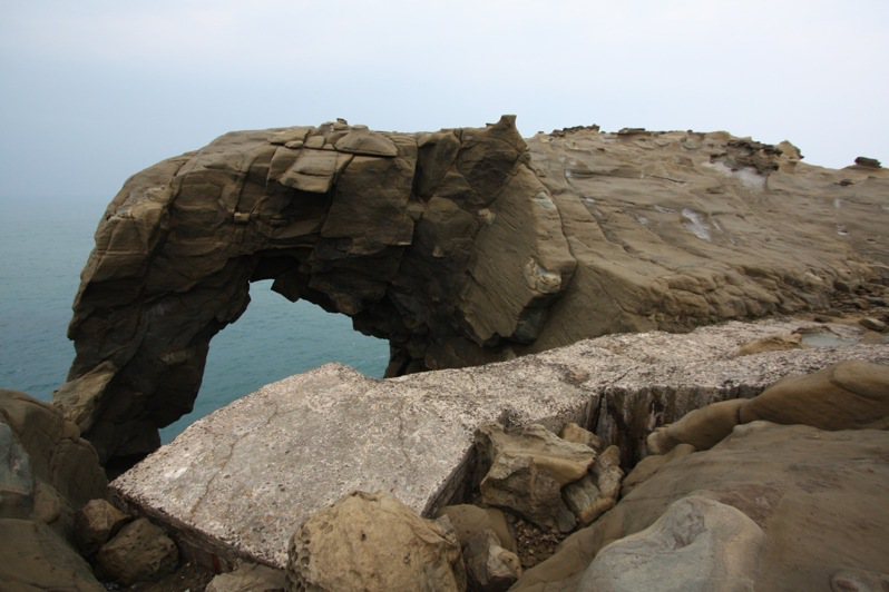 新北市東北角知名景點「象鼻岩」16日象鼻斷裂沒入海中，圖為以前完整時拍下身影。圖／林文清提供