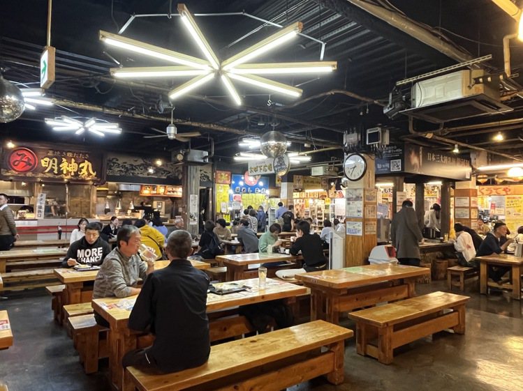 弘人市場類似台灣的美食街，中間區是座位，周邊的數十美食店家。記者羅建怡/攝影