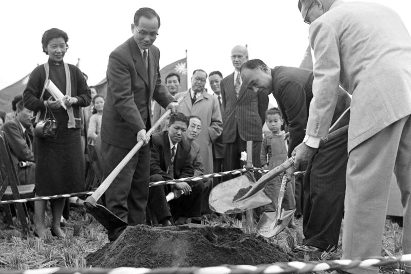 1955年12月24日，北市第一批市民住宅在三張犁興雅段基地破土興工，由時任市長高玉樹（左二持鏟者）主持奠基禮。記者陳明輝╱攝影