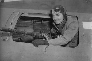 美國好萊塢知名男星克拉克蓋博在美國參戰後，志願加入美國陸軍飛行部隊，曾擔任B-17轟炸機的機槍射手，德軍懸賞5000元要擊落他的飛機。圖片來源/The American Air Museum網站