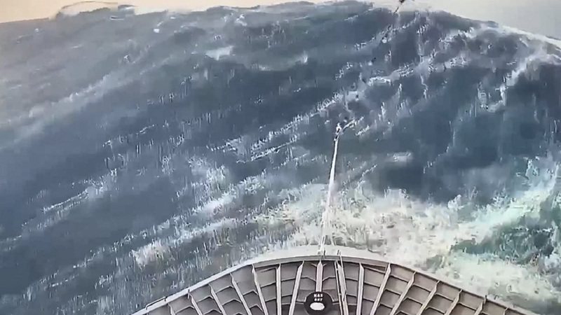 挪威豪華郵輪莫德號21日遇到了猛烈的北海風暴，船上有乘客湊巧錄到了巨浪衝毀艦橋窗戶當下的影像。照片翻攝：X / MAILONLINE