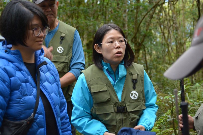 徐惠君（右）擔負台東黑熊保育工作的重責大任。記者徐白櫻／翻攝