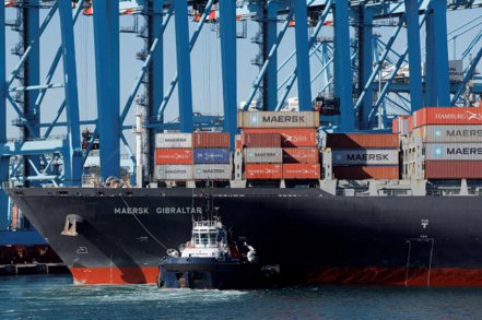 包括馬士基（Maersk）在內的航運巨擘紛紛宣布開徵額外費用，因應紅海危機導致航程拉長所造成的額外開支。（路透）