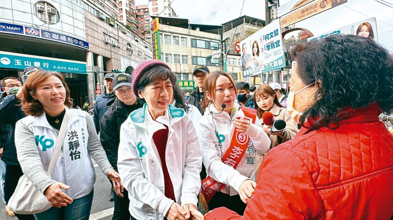 民眾黨總統候選人妻子陳佩琪（中）為新北立委候選人李有宜（右）助選。記者張曼蘋／攝影