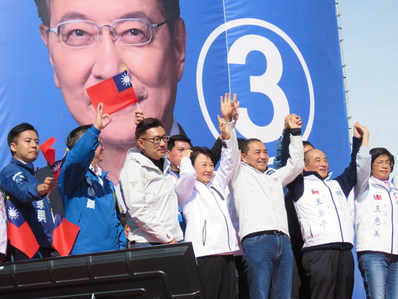「侯康後援總會」今在台中市舉辦中台灣誓師大會，國民黨總統候選人侯友宜大進場時受到民眾簇擁，主持人一度宣布現場人數達到6萬人。