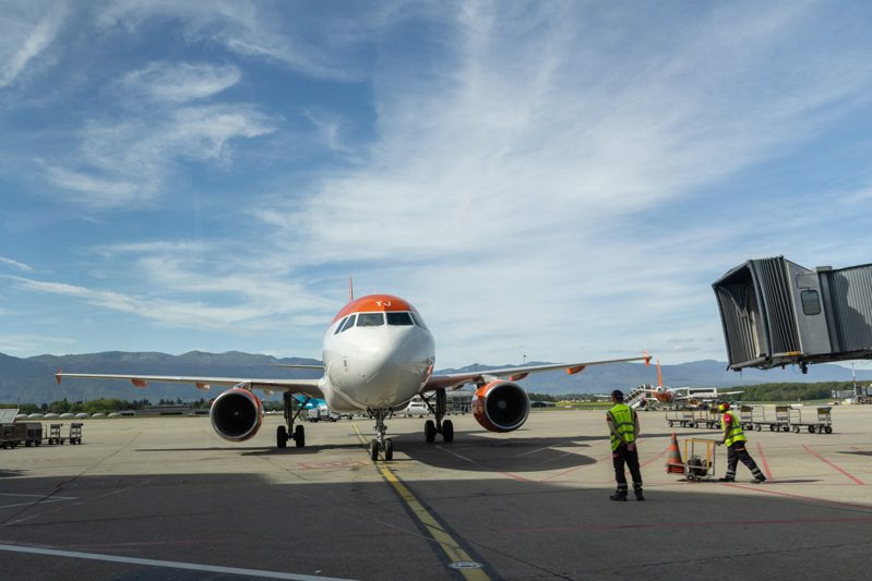 代表瑞士日內瓦機場部分地勤人員的工會表示，與雇主Dnata發生勞資糾紛下，工會成員今天將展開罷工行動，料會拖累年末假期的人潮運輸。圖為飛機出現在瑞士日內瓦克萬特蘭機場的停機坪上。路透