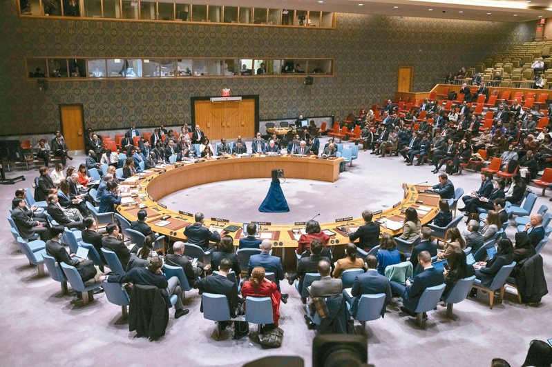 聯合國安理會廿二日就這波以巴衝突進行表決，通過呼籲直接提供加薩走廊大規模人道援助的決議。（美聯社）
