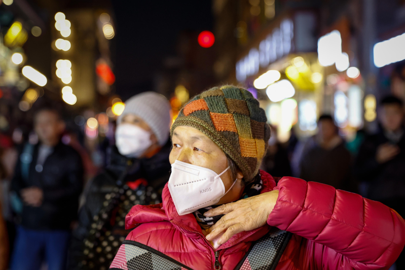 大陸國家衛健委呼籲民眾要科學戴上口罩，但鍾南山則指，長期戴口罩會使自體免疫系統無法正常發揮作用。（歐新社）