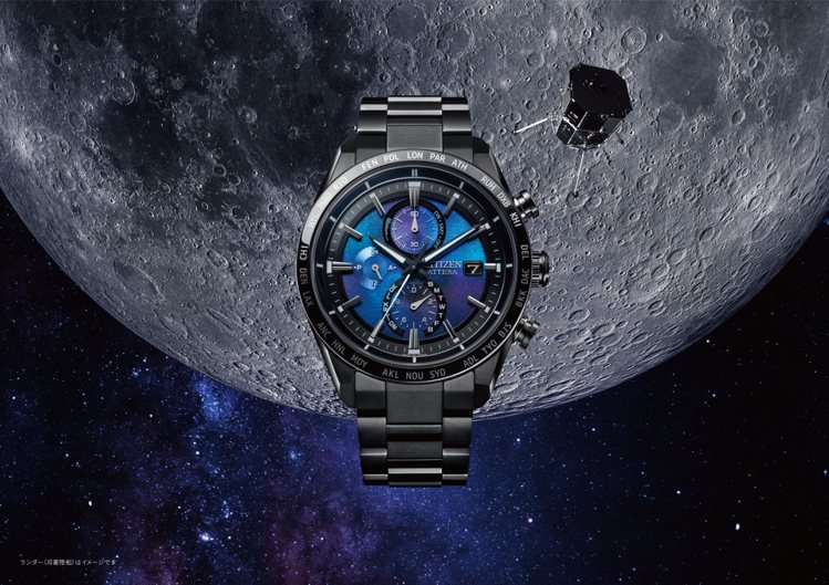 CITIZEN全新HAKUTO-R光動能電波腕錶AT8285-68Z腕表，為回收材質表盤，加上Fujifilm結構色技術，透過光線反射，呈現出紫、藍色漸層變化，呼應宇宙空間的神秘感。圖／CITIZEN提供