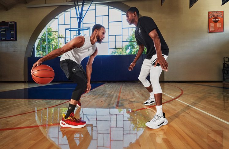 NBA球星Stephen Curry（左）與 DeAaron Fox 搶先穿著全新Curry 11 X Bruce Lee聯名籃球鞋。圖／UNDER ARMOUR提供