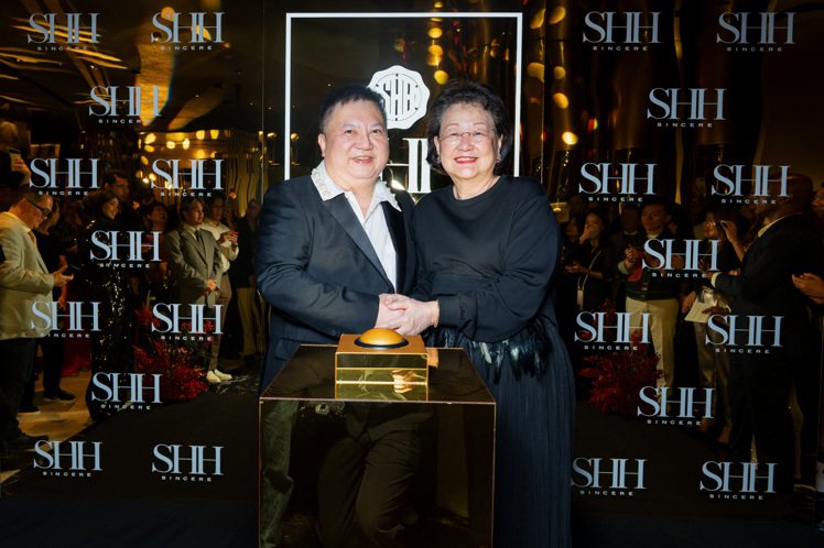 高登鐘表集團總裁林日民Raymond Lim（左）與合作夥伴、Pavilion Kuala Lumpur購物中心零售CEO Joyce Yap，一同為SHH旗艦店開幕，喜悅合影。圖／SHH提供