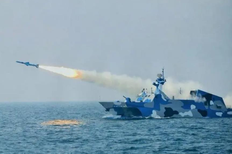 解放軍海軍022導彈快艇發射鷹擊83反艦導彈。圖／取自中國軍網