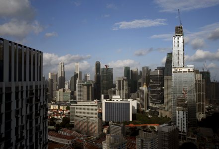 在房地產交易的表現上，新加坡正與全球房價最高的香港拉近距離。（路透）
