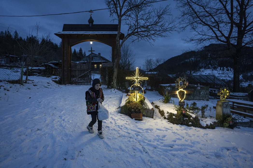 2023年12月24日，烏克蘭西部村莊克里沃里夫尼亞的平安夜。 圖／美聯社