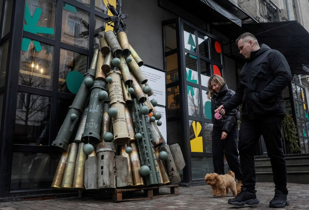 基輔的「砲彈樹」：用烏克蘭前線的砲彈，作成一棵聖誕樹，擺放在基輔的街頭。 圖／路...