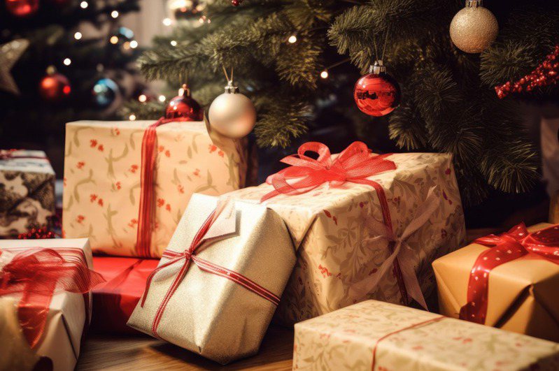 一位日本網友碰到送貨員堅持不讓兒子簽收包裹，去應門才發現原來是聖誕禮物。示意圖，非當事人及事物。圖片來源／ingimage