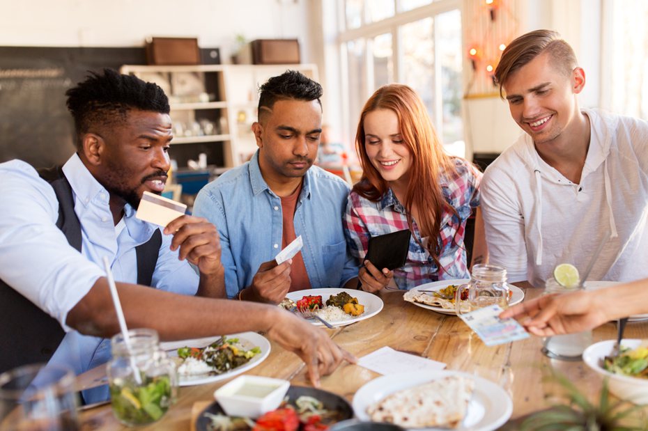 一名網友與朋友吃飯時發現大家都不帶現金直接手機行動支付轉帳。（示意圖／ingimage）