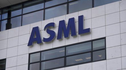 荷蘭政府近期撤銷部分 ASML（艾司摩爾）在2023年NXT:2050i及NXT:2100i微影系統之出口許可證。 美聯社。