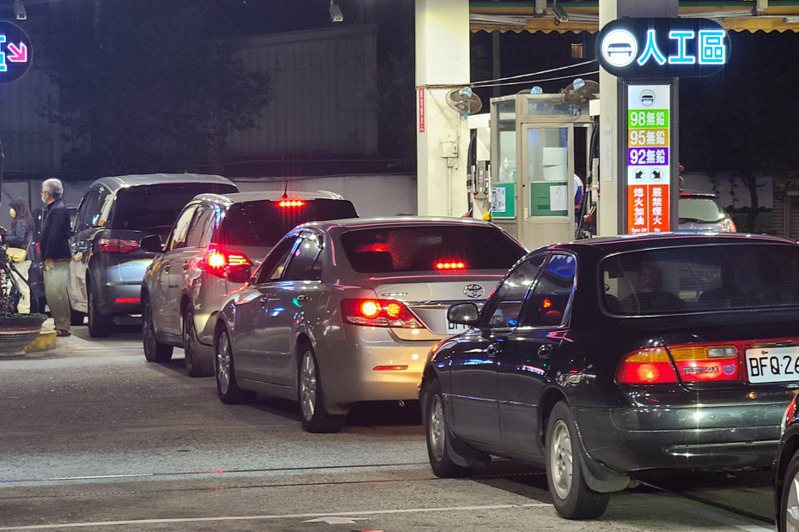 台灣中油宣布，自明（4）日凌晨零時起汽、柴油價格各調漲0.1元及0.2元。加油站示意圖／聯合報系資料照