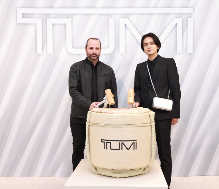 品牌創意總監Victor Sanz（左）與「幽遊白書」的主角北村匠海站台TUMI旗艦店開幕。圖／TUMI提供