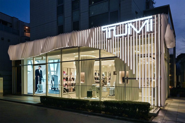 TUMI旗艦店的設計靈感就是源於招牌的9 Degree系列行李箱。圖／TUMI提供