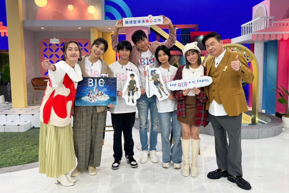 曾沛慈(左二起)、郭大睿、黃鐙輝、于卉喬、夏宇童上節目分享難忘的第一次拍戲經驗。圖／緯來提供