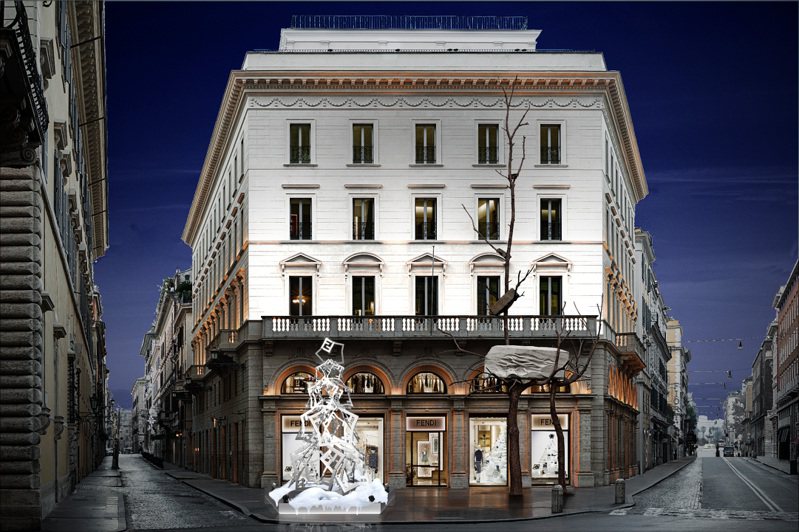 羅馬Largo Goldoni的FENDI Palazzo旗艦店前擺放著一棵FENDI金屬星星節慶樹。圖／FENDI提供