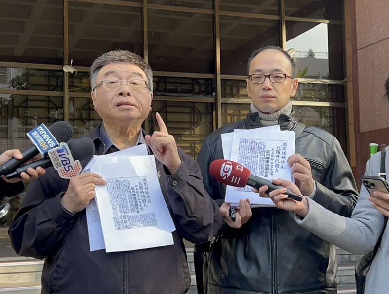 前立委邱毅（左）及媒體人毛嘉慶（右）今赴台北地檢署告發賴清德涉嫌貪汙治罪條例。記者房荷庭／攝影