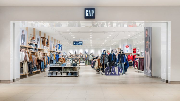 美式休閒服裝品牌Gap在近期以最新店型進駐台中LaLaport購物中心，佔地達242坪展現氣勢。圖／Gap提供