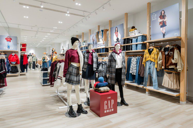 Gap在台中LaLaport購物中心門市推出嶄新面貌的三大系列、各式保暖單品，讓人從跨年到農曆新年穿搭都能一站購足。圖／Gap提供