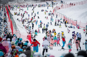 北京冬奧成功帶動大陸滑雪熱潮，湖北神農架國際滑雪場滑雪12月17日就湧入不少前來體驗滑雪的消費者。新華社