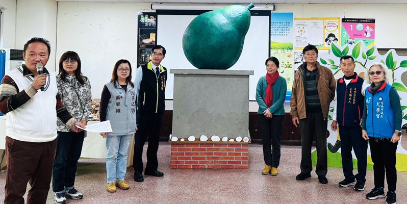 結合酪梨與甜根子草， 台南大內石子瀨雕像今啟用，成為社區推廣酪梨及甜根子產業最佳代言者。圖／大內區公所提供