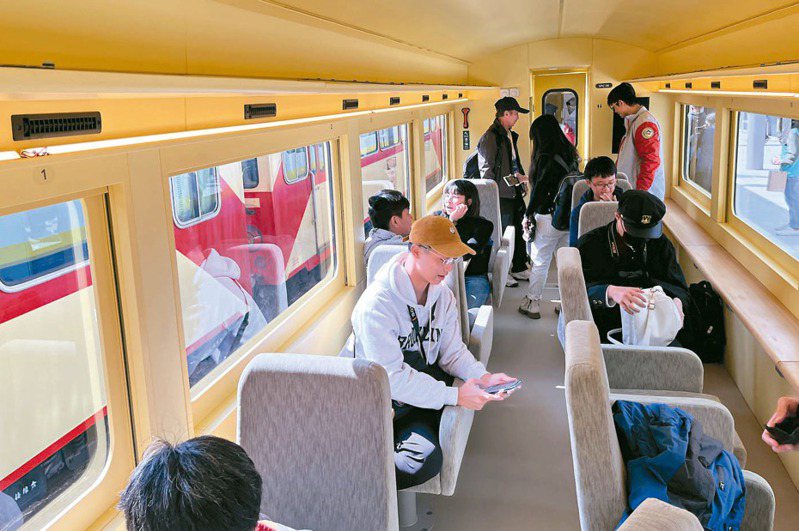 阿里山森林鐵路首輛生態列車「栩悅號」昨天發表，不少鐵道迷前來體驗。記者李宗祐／攝影