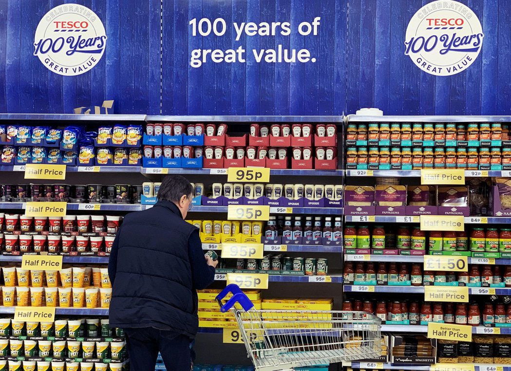 英國在高通膨下，民眾消費習慣更多轉向平價超市。圖為英國最大連鎖超市Tesco的特...
