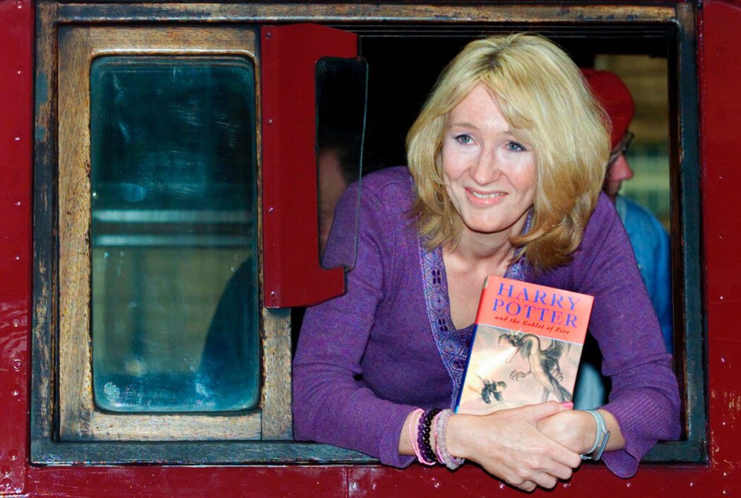 《哈利波特》作者JK•羅琳（J. K. Rowling）手持著作於國王十字車站「...