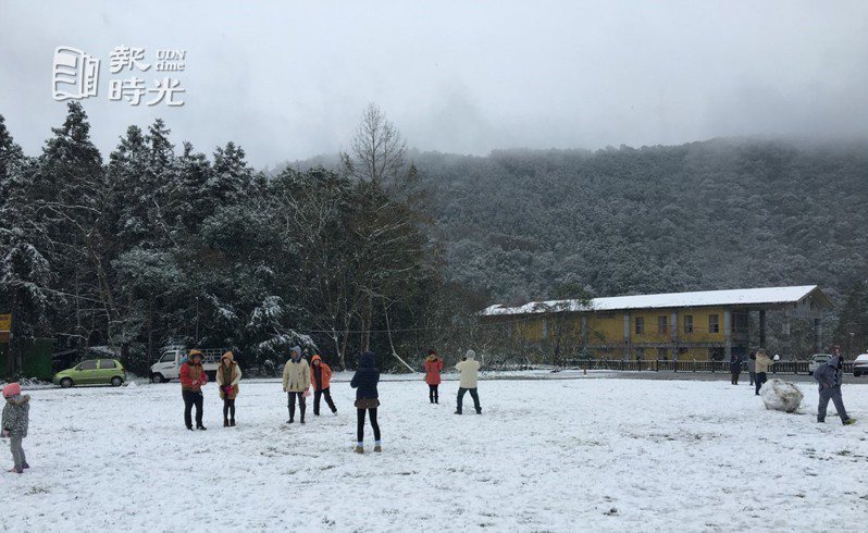 向天湖下雪了，民眾超興奮。圖／聯合報系資料照(2016/01/24  張裕珍攝影)