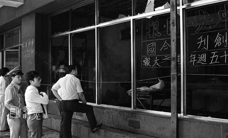 台北市忠孝東路中央日報一樓營業廳，廿六日上午十一時零七分發生爆炸，圖為爆炸後現場。聯合報系資料照（1983/04/26 攝影中心攝影）