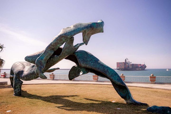 「海洋之舞」作品由三隻鯨魚組成「人」字形，象徵以人為本；從海面上往陸地觀看，則會呈現「入」字，作為高雄擁抱各地旅客的迎賓入口。　圖：高雄市政府觀光局／提供
