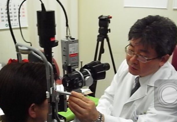 三總眼科部一般眼科主任呂大文（右）說，患有僵直性脊椎炎等自體免疫疾病者，千萬不要進補，減少虹彩炎發生機率。圖／呂大文醫師提供